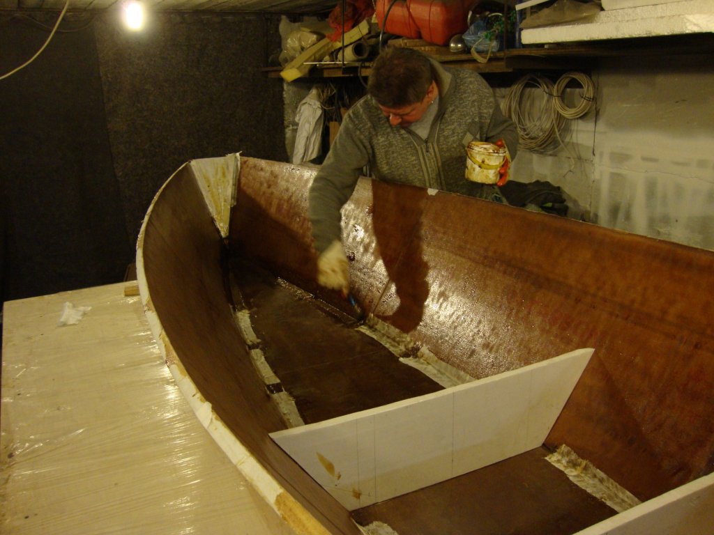 Чем лучше покрыть деревянные детали внутри лодки